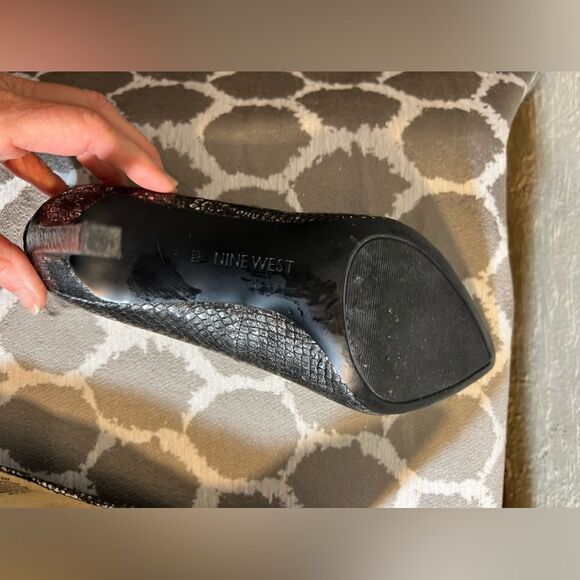 Women’s heels by Nine West, metallic skin, 8M,     Beautiful in great condition - Picture 10 of 13